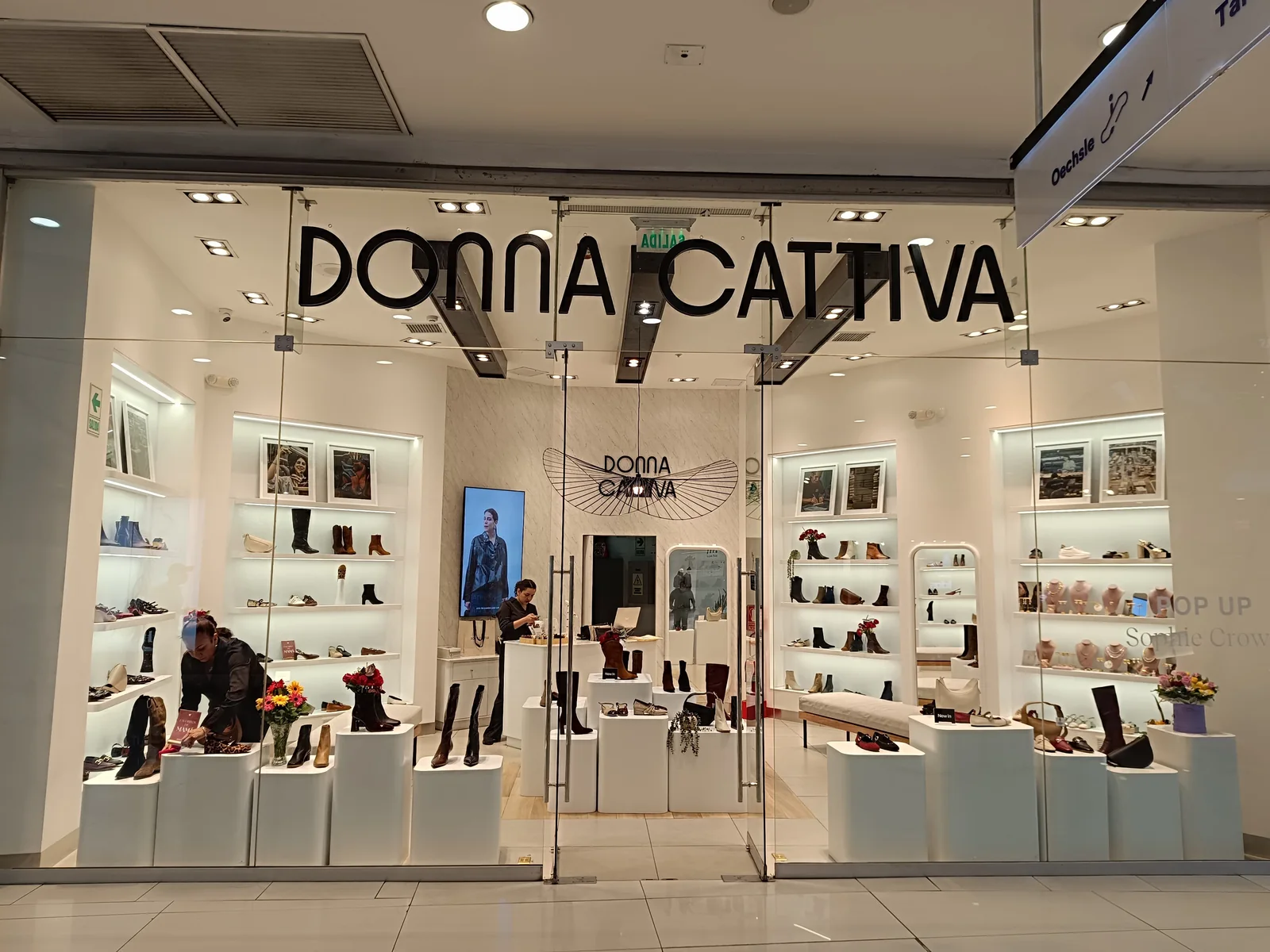 Acabados arquitectónicos en interiores comerciales.